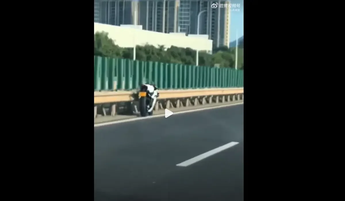 骑手突然坠地，摩托竟独自狂奔！浙江高架惊魂一幕引发交警调查