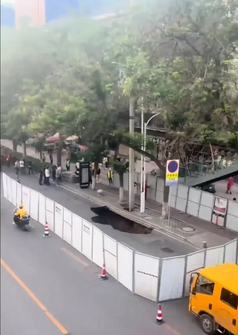行驶中突遇路面崩塌！公交车陷坑后周边再次坍塌，范围迅速扩大
