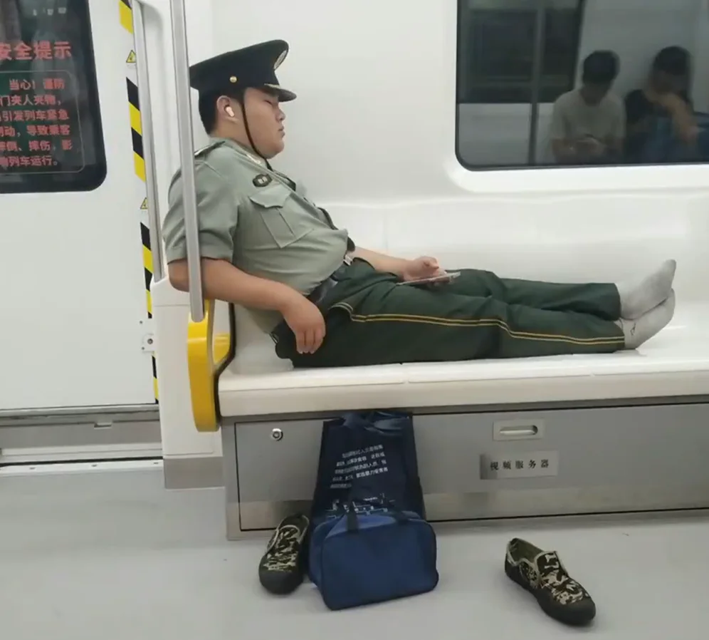 脱鞋霸占整排座位！陕西地铁制服男子躺平引爆争议