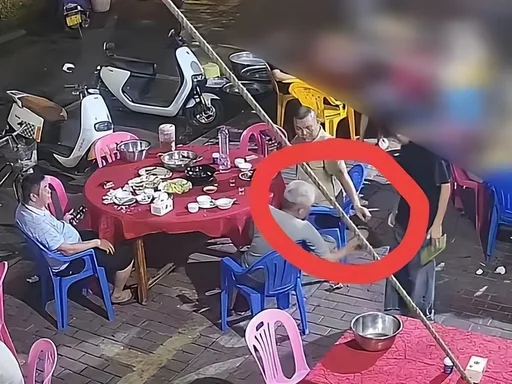 “钱可以扔，尊重不能丢”！顾客地上撒钱，服务员霸气回击获支持