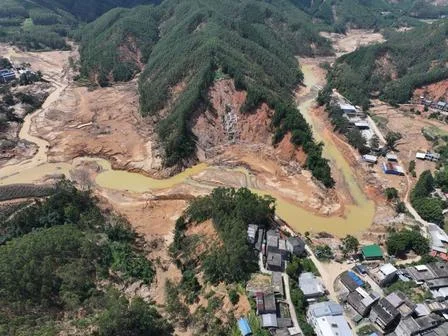 “看到这座山才知道雨有多么巨大！”广西横州镇龙村暴雨冲刷现场画面曝光
