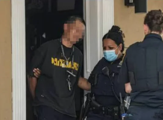 腐烂犬尸牵出枪毒风暴！皇后区华男假释期间涉虐犬藏枪毒，夫妻双双被捕