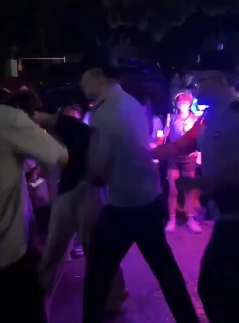 重庆时代丰骏大厦外爆发冲突！女粉丝投掷物品，男子泼水后被警方带离