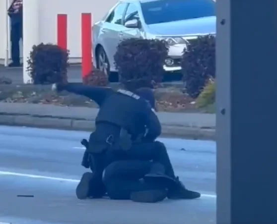 华盛顿州警员电击男子后骑跨其身，连续挥拳重击头面部