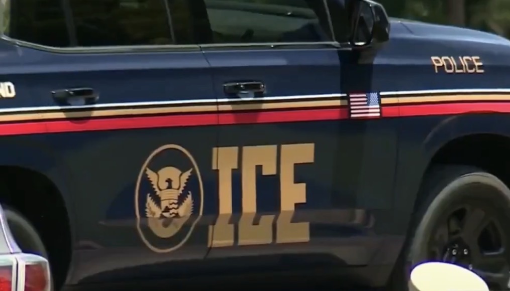 美国移民和海关执法局（ICE）刚刚突袭了阿拉巴马州的工厂，在一次行动中逮捕了30多名非法移民，罪名是身份欺诈。 继续加强工作场所执法吧！他们都必须回去，停止抢夺美国人的工作。
